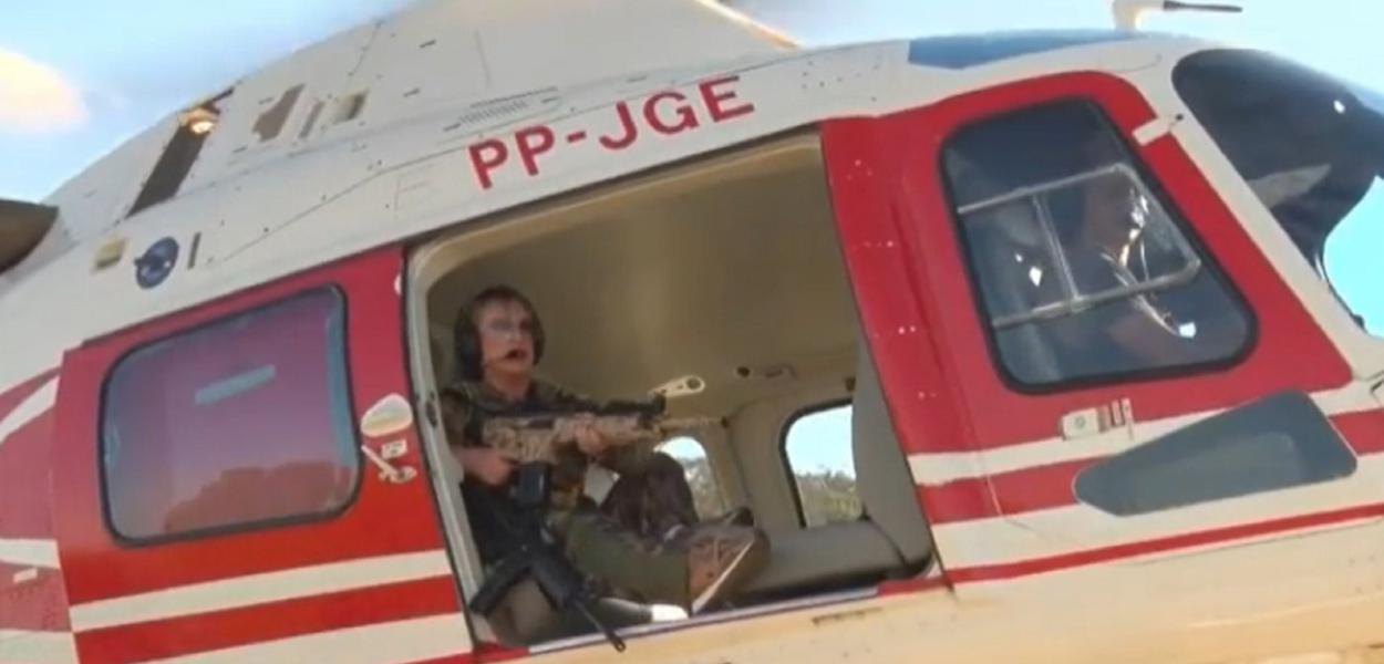 Com fuzil e helicóptero, deputada sai “à caça” de Lázaro. Veja vídeo