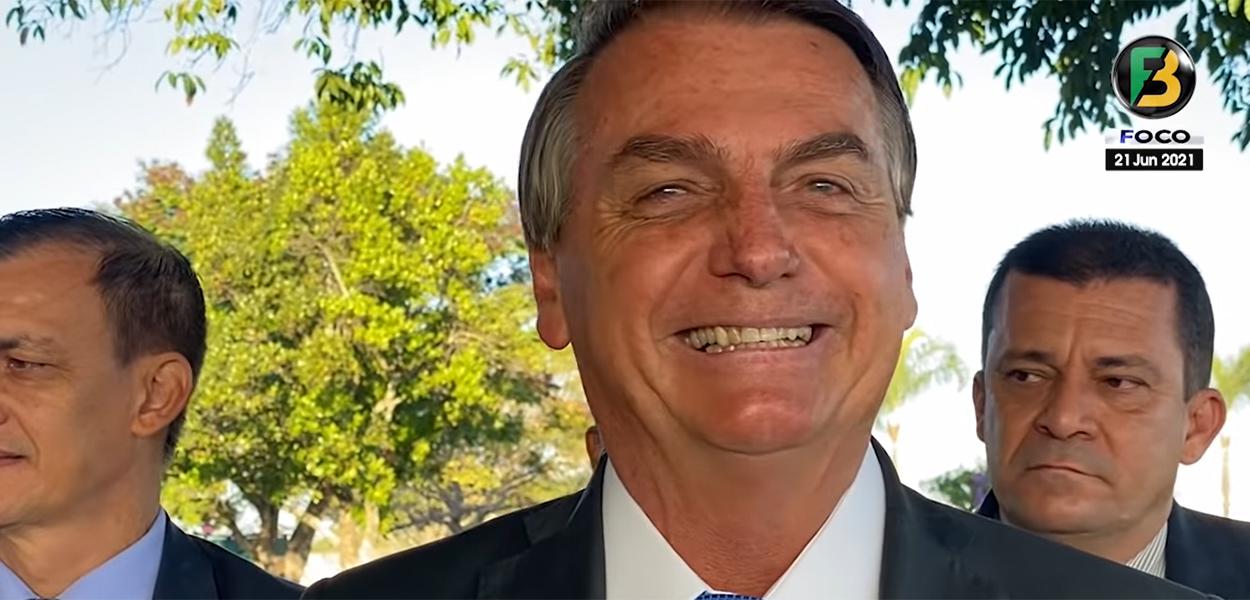 Jair Bolsonaro em conversa com apoiadores