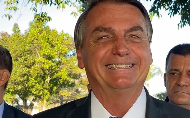 Jair Bolsonaro em conversa com apoiadores