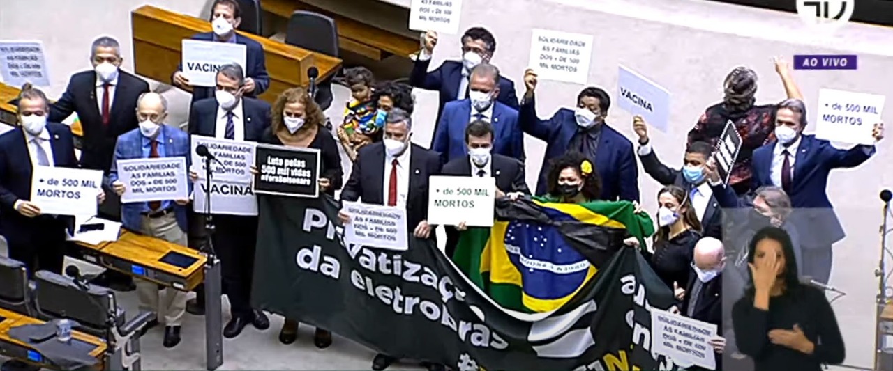 Deputado protestam contra a privatização da Eletrobrás