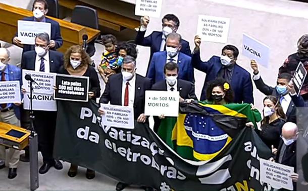 Deputado protestam contra a privatização da Eletrobrás