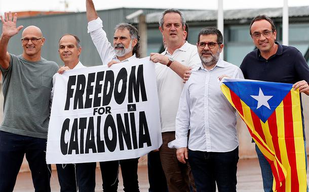 Líderes separatistas catalães deixam prisão em Sant Joan de Vilatorrada após indulto do governo da Espanha. 23/06/2021