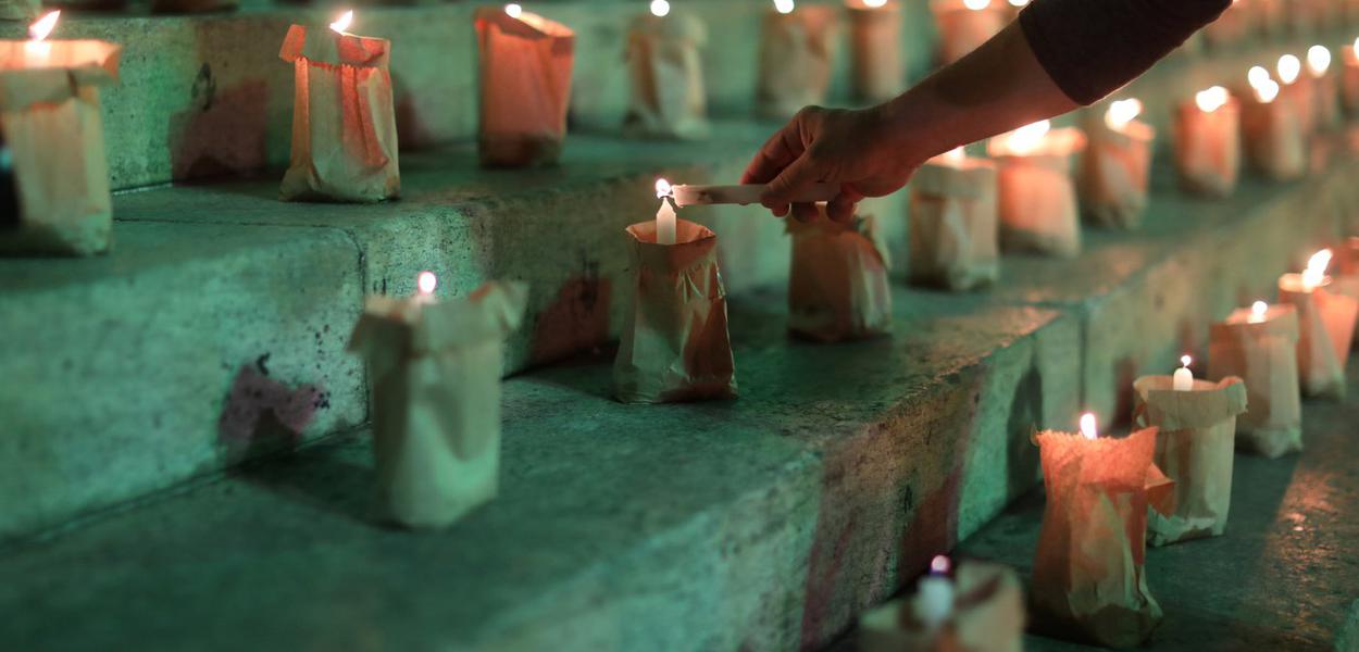 Velas são acesas no Rio de Janeiro para marcar 500 mil mortes do Covid
