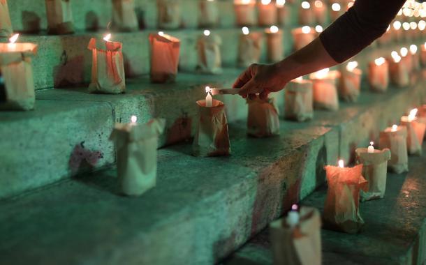 Velas são acesas no Rio de Janeiro para marcar 500 mil mortes do Covid