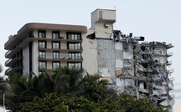 Edifício desaba parcialmente em Miami Beach, na Flórida, EUA
24/06/2021 REUTERS/Marco Bello