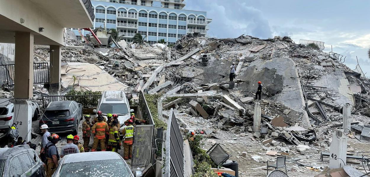 Equipes de resgate buscam sobreviventes em destroços de prédio que desabou na Flórida
25/06/2021
Departamento de Bombeiro de Miami-Dade/Divulgação via REUTERS