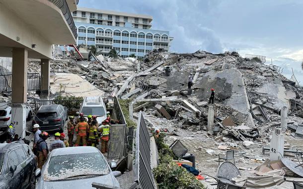 Equipes de resgate buscam sobreviventes em destroços de prédio que desabou na Flórida
25/06/2021
Departamento de Bombeiro de Miami-Dade/Divulgação via REUTERS