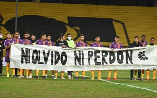 Time uruguaio exibe faixa no dia da morte de coronel da ditadura: "Sem perdão"