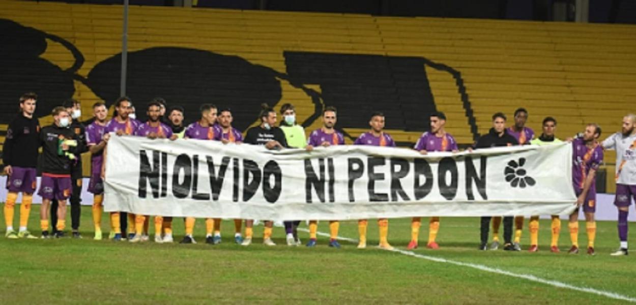 Time uruguaio exibe faixa no dia da morte de coronel da ditadura: "Sem perdão"