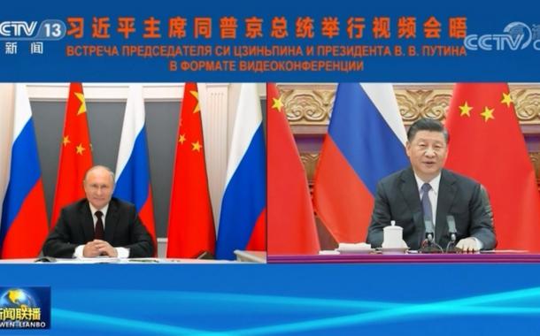 Os presidentes Xi Jinping e Vladimir Putin em videoconferência