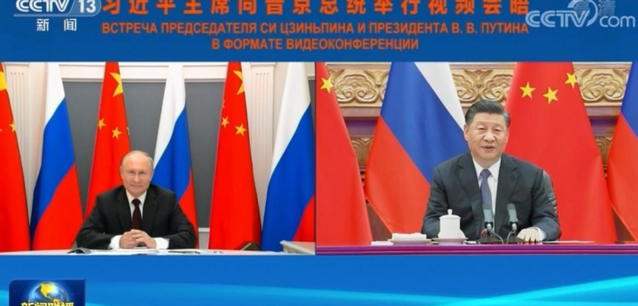 Os presidentes Xi Jinping e Vladimir Putin em videoconferência