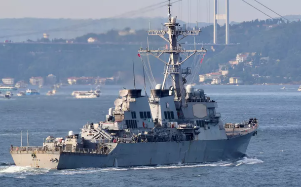 Contratorpedeiro norte-americano USS Ross navega no estreito de Bósforo a caminho do Mar Negro