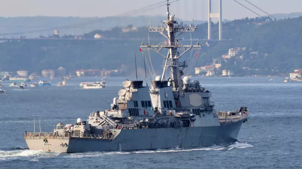 Contratorpedeiro norte-americano USS Ross navega no estreito de Bósforo a caminho do Mar Negro