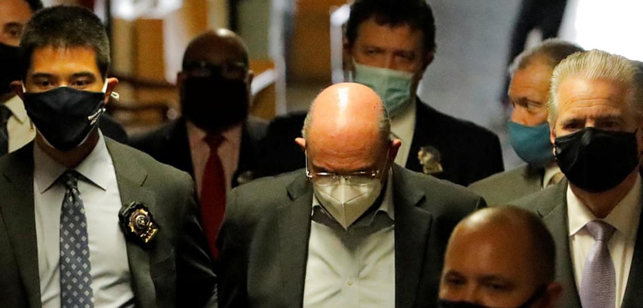 Allen Weisselberg é escoltado para sua audiência na cidade de Nova York em 1º de julho