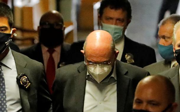 Allen Weisselberg é escoltado para sua audiência na cidade de Nova York em 1º de julho