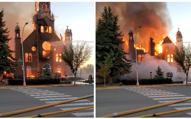 Uma igreja católica desaba quando os bombeiros trabalham para apagar o incêndio na Paróquia St. Jean Baptiste em Morinville, Alberta, Canadá 30 de junho de 2021
