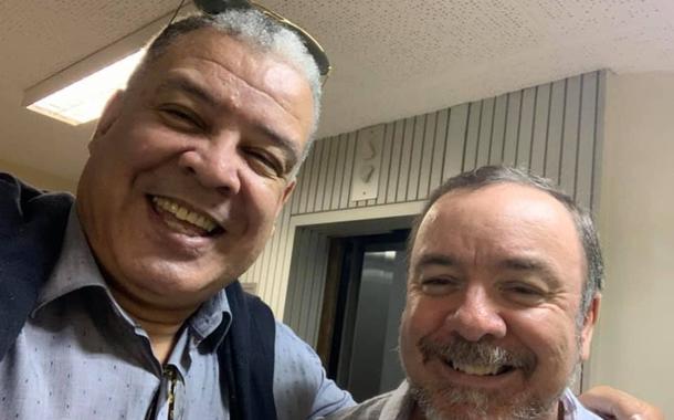 Juiz militar Ronaldo Roth abraça o advogado José Miguel