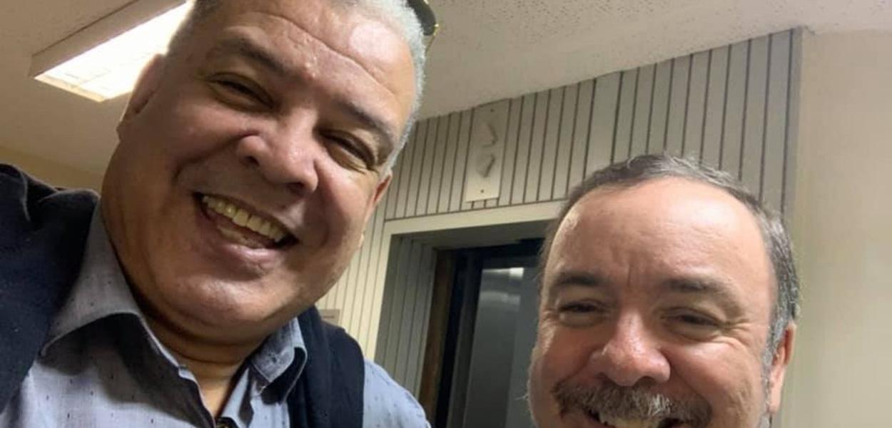 Juiz militar Ronaldo Roth abraça o advogado José Miguel