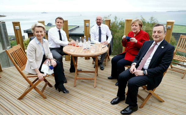 Mulheres ainda são minoria nas negociações internacionais. A presidente da Comissão Europeia, Ursula von der Leyen, e a chanceler alemã Angela Merkel (fotografadas na reunião do G7) estão entre as exceções