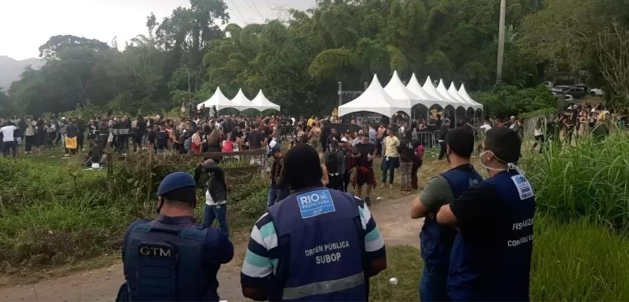 Festa clandestina em Jacarépaguá é encerrada por agentes de fiscalização da Prefeitura do Rio