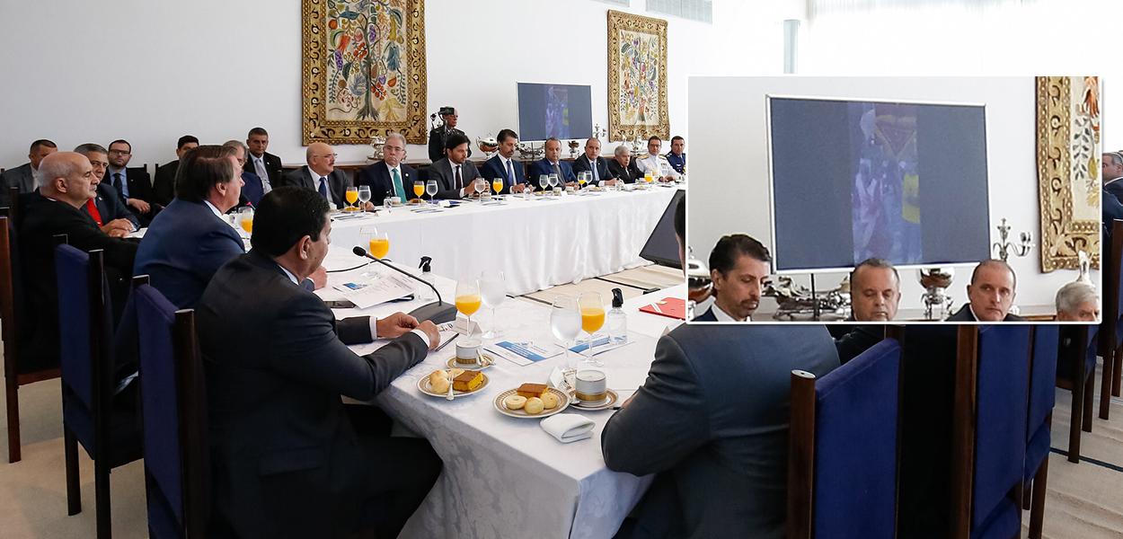 Reunião no Planalto com detalhe da foto de vídeo sendo projetado