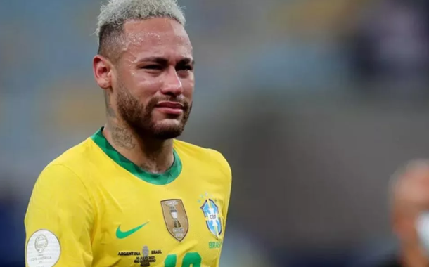 Neymar chora em campo depois da derrota para a Argentina