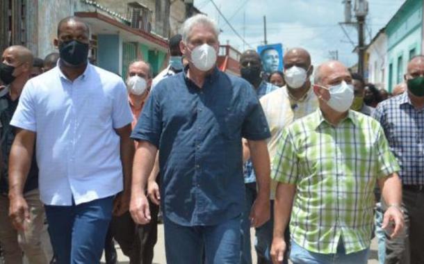Presidente de Cuba Miguel Díaz-Canel visita a região que registrou protestos
