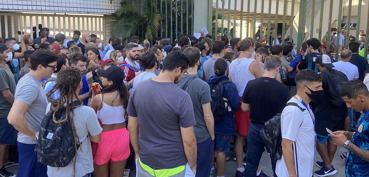 Aglomeração foi registrada nos arredores do estádio