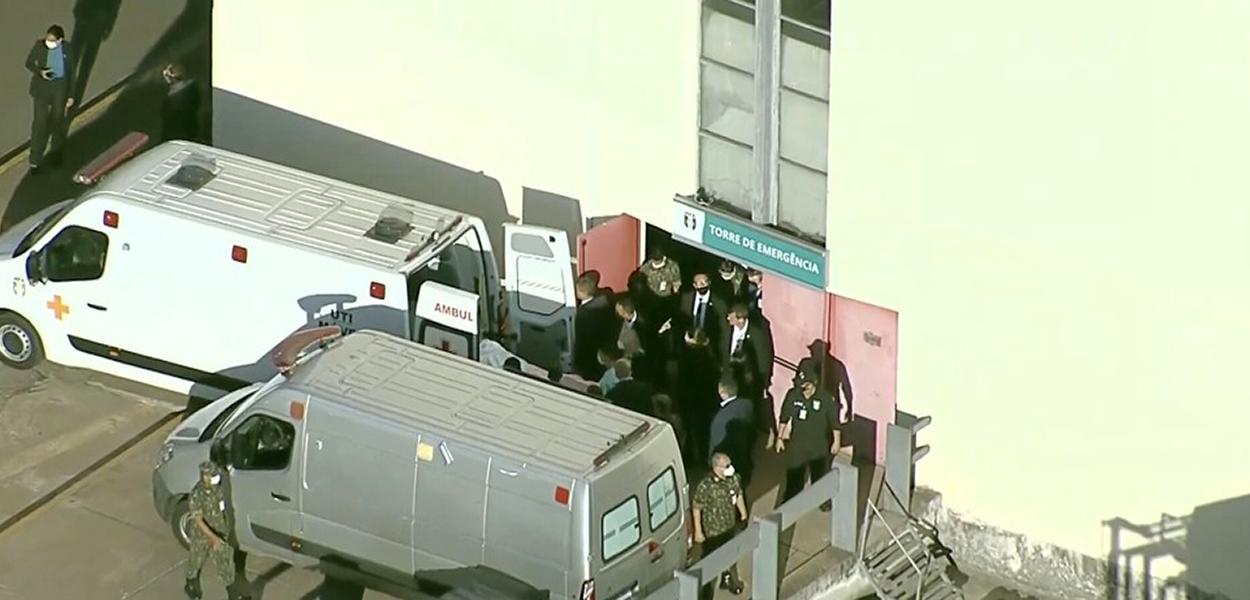 Bolsonaro é transferido para hospital em São Paulo.