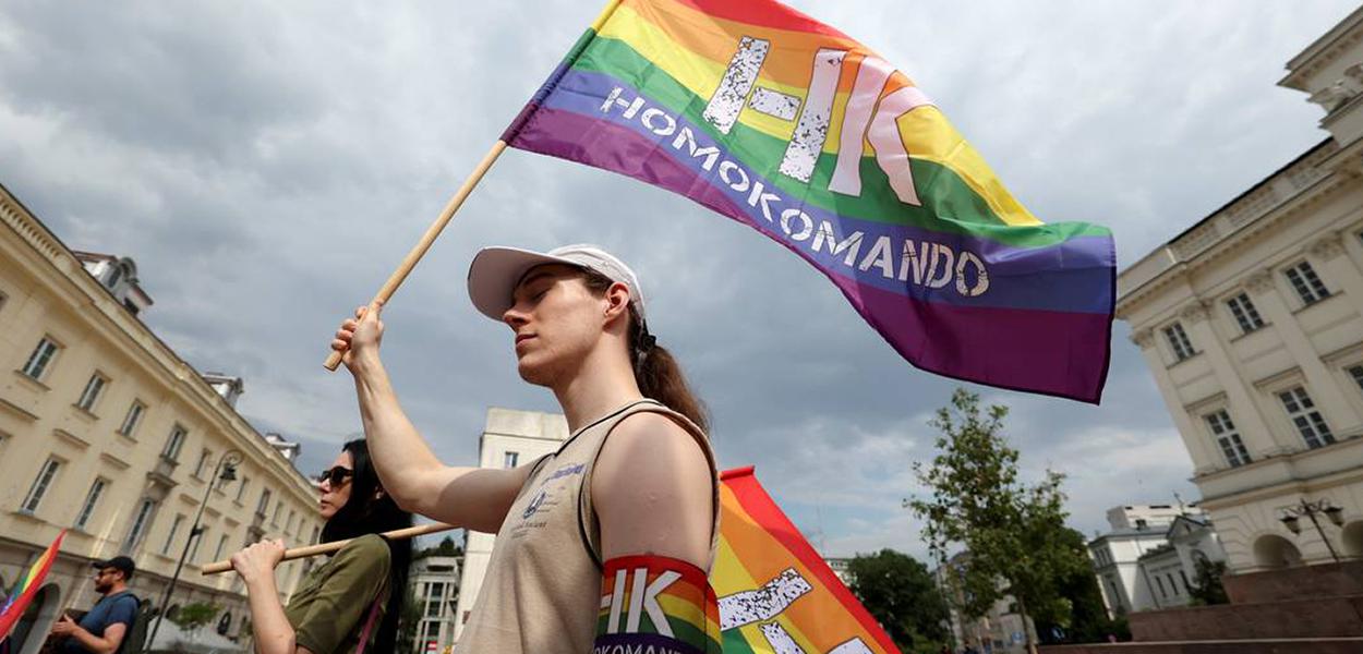 Manifestantes participam de protesto em apoio à comunidade LGBTQIA+