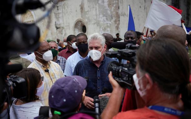 Presidente de Cuba, Miguel Díaz-Canel, conversa com jornalistas em San Antonio de los Banos, em Cuba
11/07/2021 REUTERS/Alexandre Meneghini