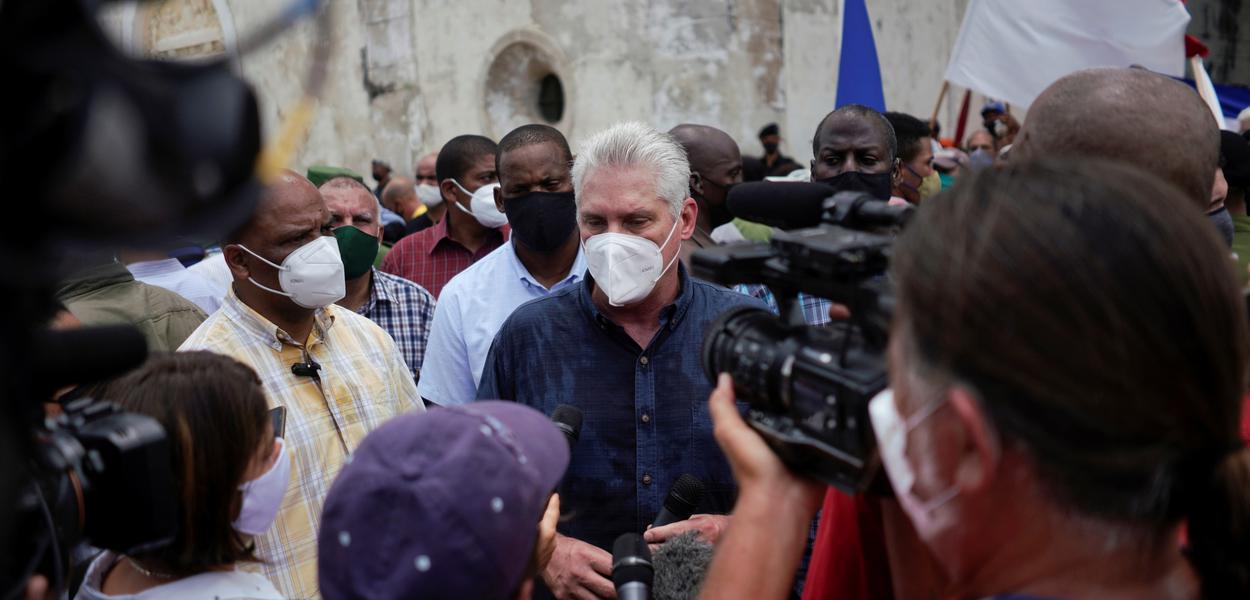 Presidente de Cuba, Miguel Díaz-Canel, conversa com jornalistas em San Antonio de los Banos, em Cuba
11/07/2021 REUTERS/Alexandre Meneghini