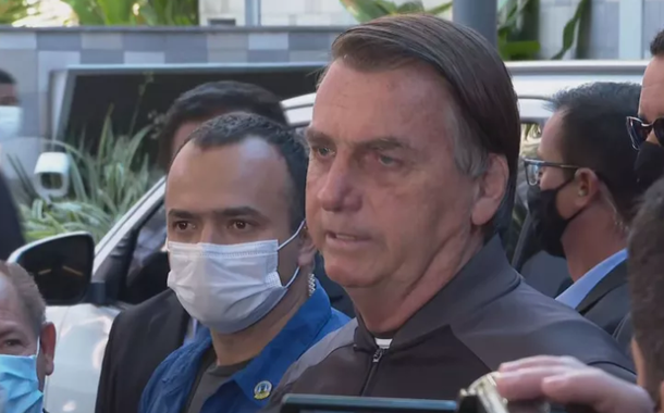 Jair Bolsonaro fala a jornalistas em frente ao Hospital Vila Nova Star