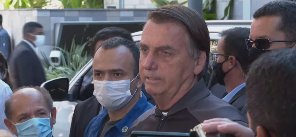 Jair Bolsonaro fala a jornalistas em frente ao Hospital Vila Nova Star