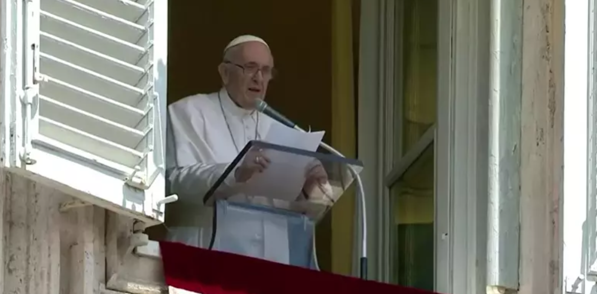 Papa Francisco reza o Ângelus no Vaticano pela 1ª vez após cirurgia