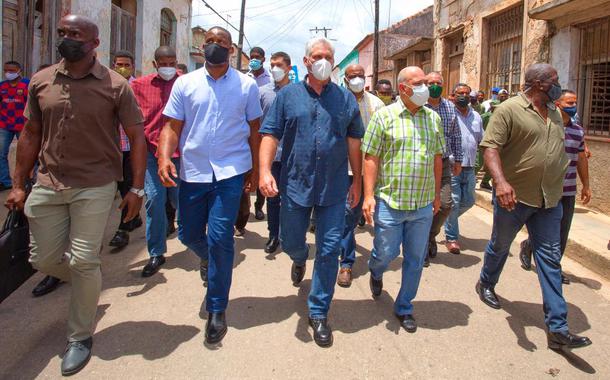 Presidente de Cuba, Miguel Díaz-Canel, lidera manifestação contra o golpe em Cuba