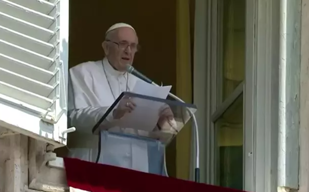 Papa Francisco reza o Ângelus no Vaticano pela 1ª vez após cirurgia