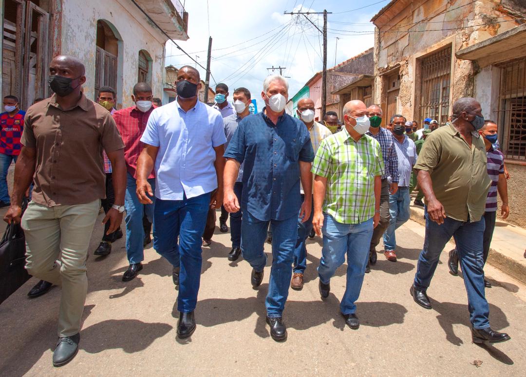 Presidente de Cuba, Miguel Díaz-Canel, lidera manifestação contra o golpe em Cuba