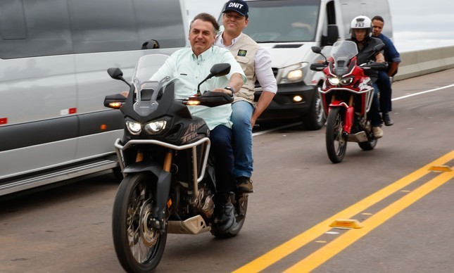 Jair Bolsonaro dando carona ao ministro de Infraestrutura, Tarcísio de Freitas, em Rondônia