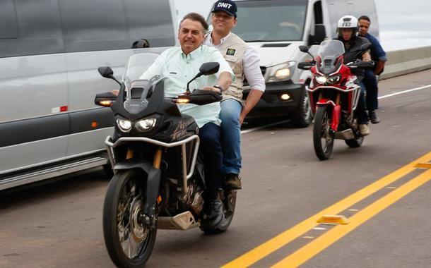 Jair Bolsonaro dando carona ao ministro de Infraestrutura, Tarcísio de Freitas, em Rondônia