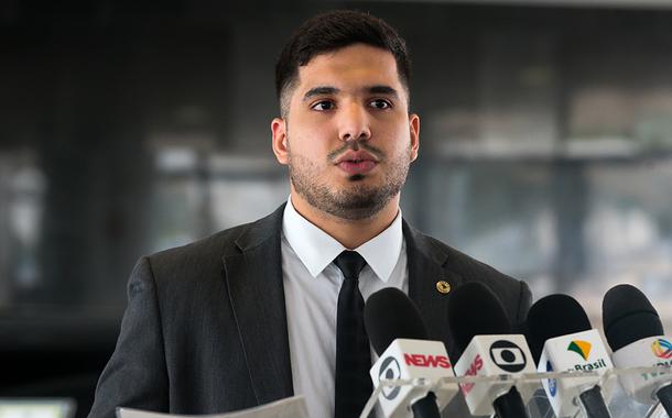 O deputado Estadual André Fernandes, fala à imprensa
