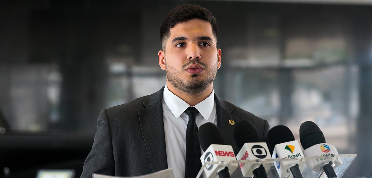O deputado Estadual André Fernandes, fala à imprensa