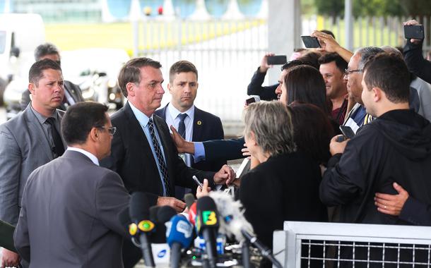 Jair Bolsonaro cumprimenta populares e fala à imprensa no Palácio da Alvorada