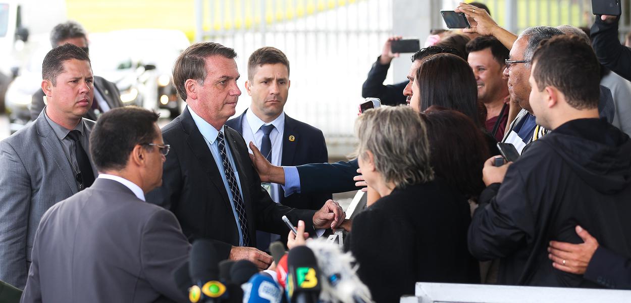 Jair Bolsonaro cumprimenta populares e fala à imprensa no Palácio da Alvorada