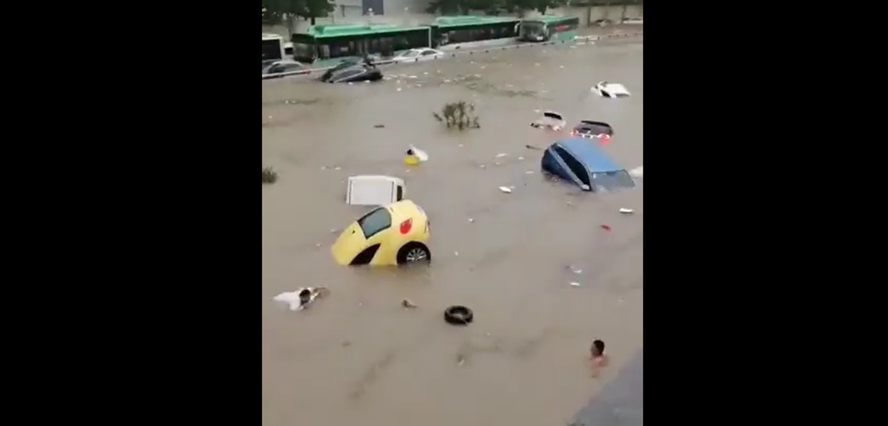 Veículos presos após forte chuva em Zhengzhou, capital da província de Henan, na China, na terça-feira (20)
