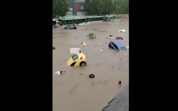 Veículos presos após forte chuva em Zhengzhou, capital da província de Henan, na China, na terça-feira (20)