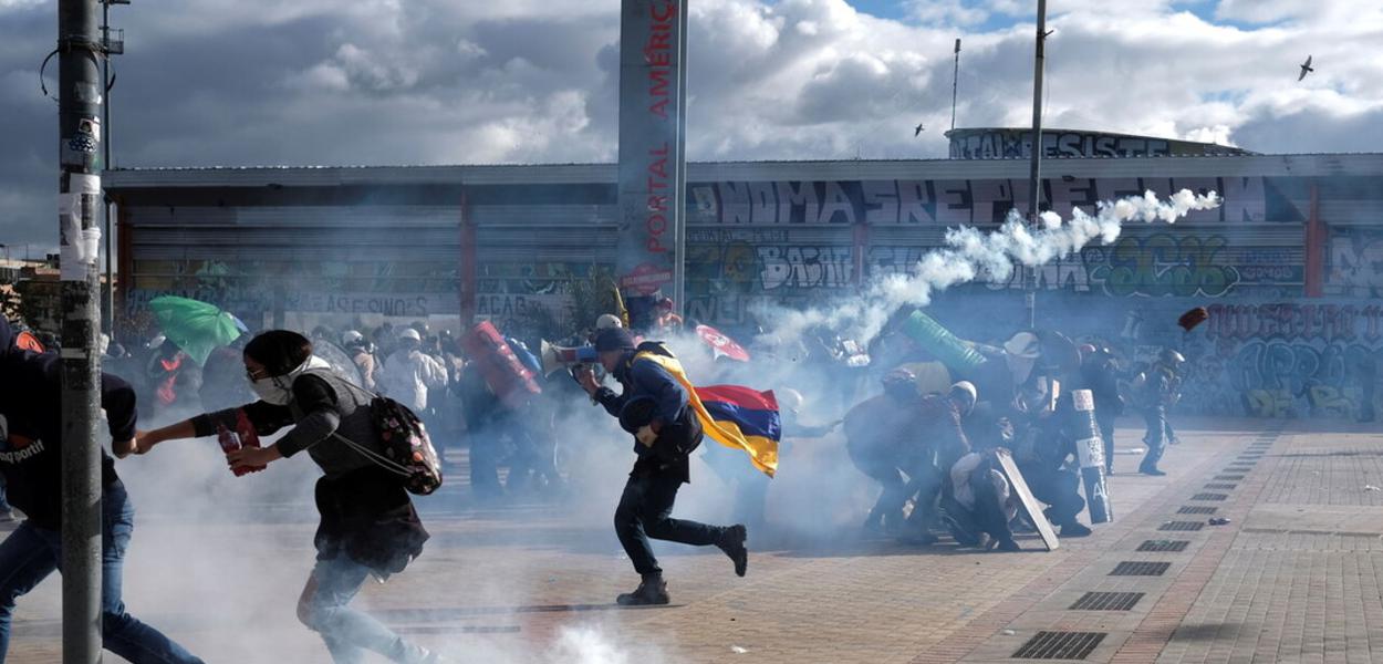 Manifestações são reprimidas com violência policial pelo governo de extrema direita da Colômbia