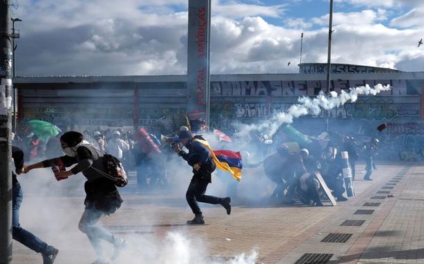 Manifestações são reprimidas com violência policial pelo governo de extrema direita da Colômbia