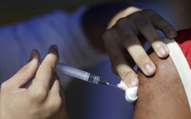 Profissional de saúde aplica vacina contra Covid-19