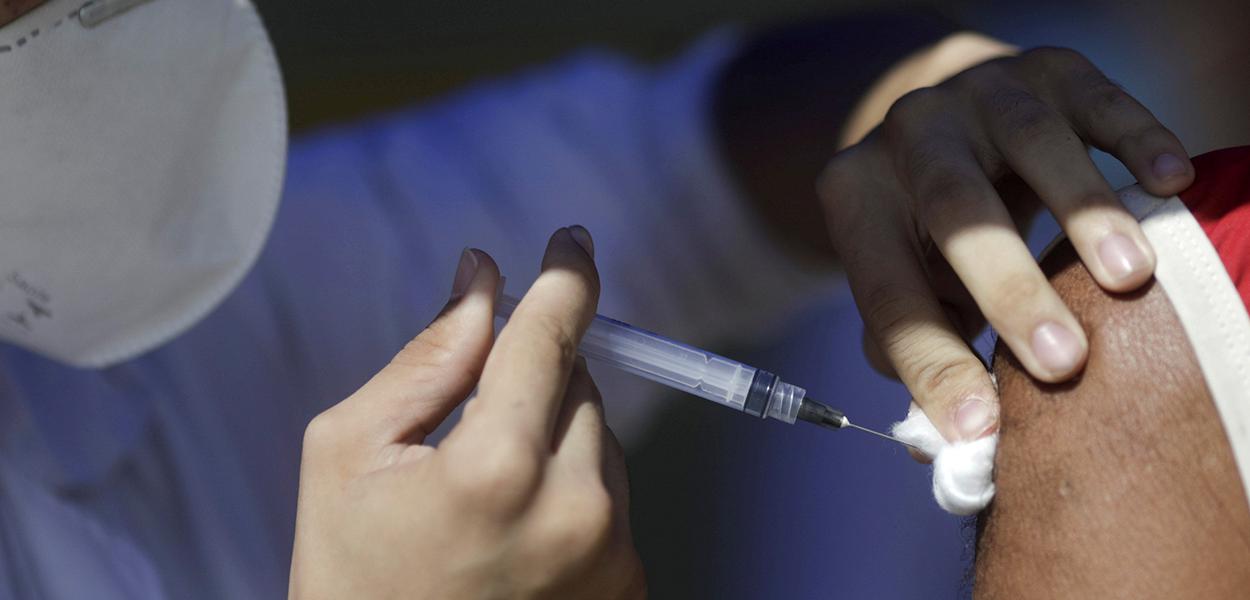 Profissional de saúde aplica vacina contra Covid-19